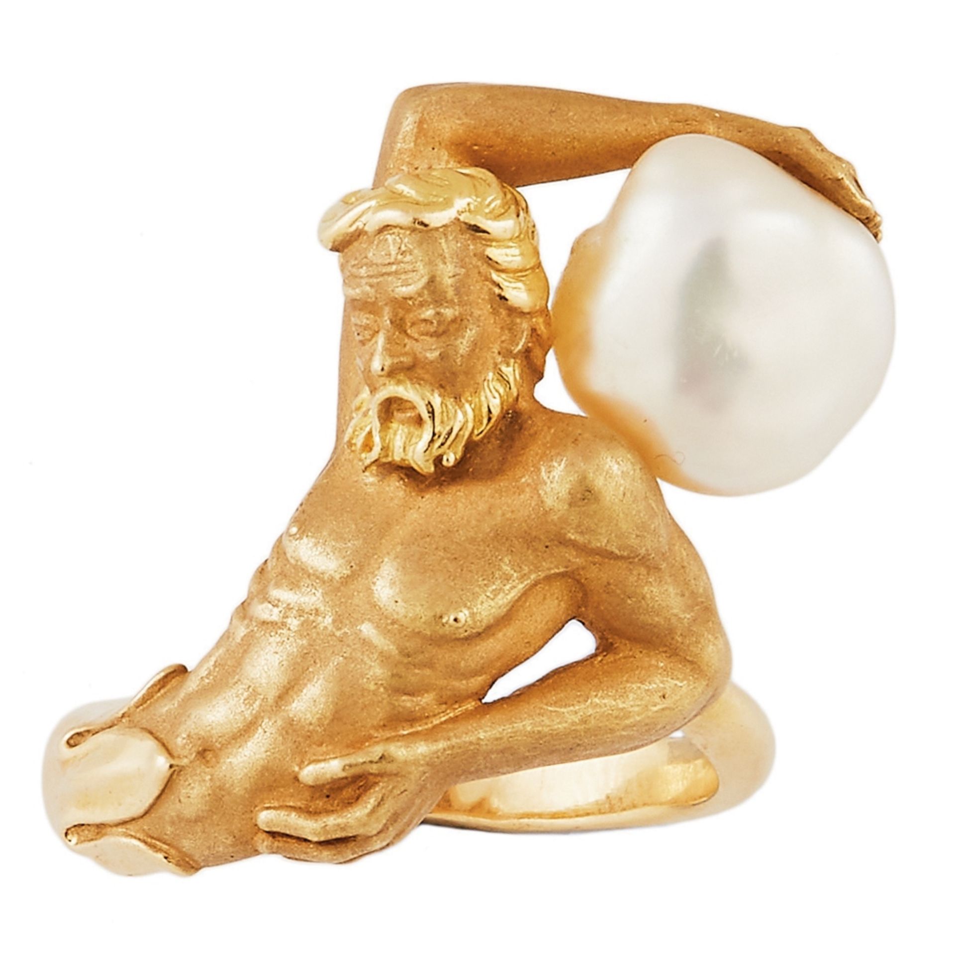 Sortija diseño torso masculino en oro mate y brillo con perla cultivada barroca.