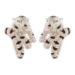 Pendientes diseño tigre en oro blanco con diamantes, esmalte negro y granates verdes.