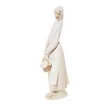 Mujer con cesta suelta. Figura en porcelana Lladró, 1969-1985.