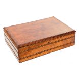 Caja en madera de roble con marquetería.