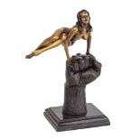 Escuela europea, fles. del s.XX. Desnudo femenino sobre puño. Escultura en bronce.