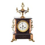 Reloj de sobremesa Napoleón III en mármoles contrastados y bronce, fles. del s.XIX.