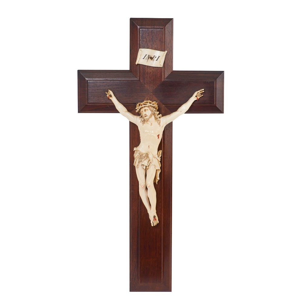 Escuela española, s.XIX. Cristo crucificado. Escultura en marfil tallado.
