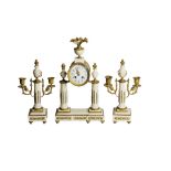 Reloj de sobremesa de pórtico y candelabros estilo Luis XVI en alabastro y bronce, ppios. del s.XX.