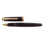 Pluma Montblanc "Classique" en resina negra y plaqué oro.