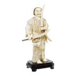 Samurai. Figura china en hueso tallado y entintado, mediados del s.XX.