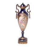 Jarrón adaptado a lámpara de sobremesa en porcelana estilo Sèvres y bronce, segundo cuarto del s.XX.