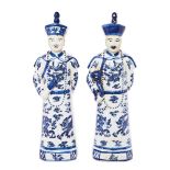 Dignatarios. Pareja de figuras chinas en cerámica esmaltada azul y blanca, fles. del s.XX.