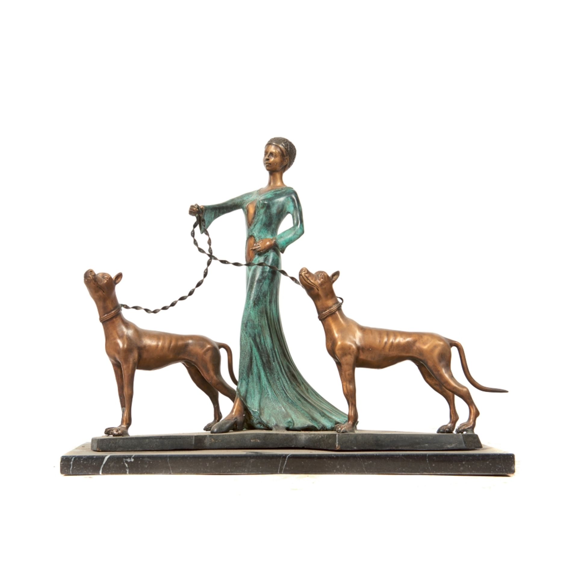 Escuela europea, s.XX. Dama con perros. Escultura estilo Art Deco en bronce patinado.