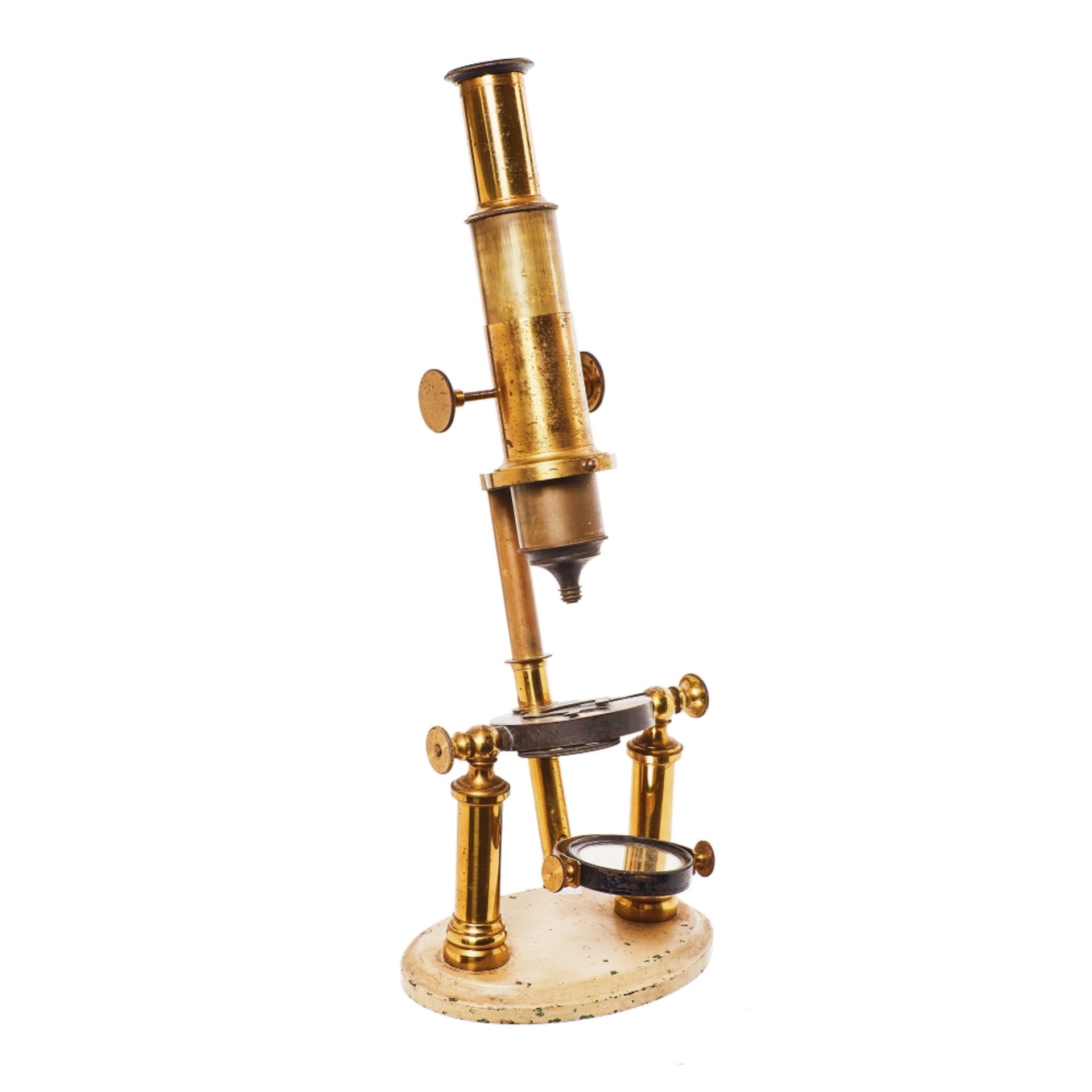 Microscopio en latón y hierro lacado, ppios. del s.XX. 48 x 18,5 x 13,5 cm.