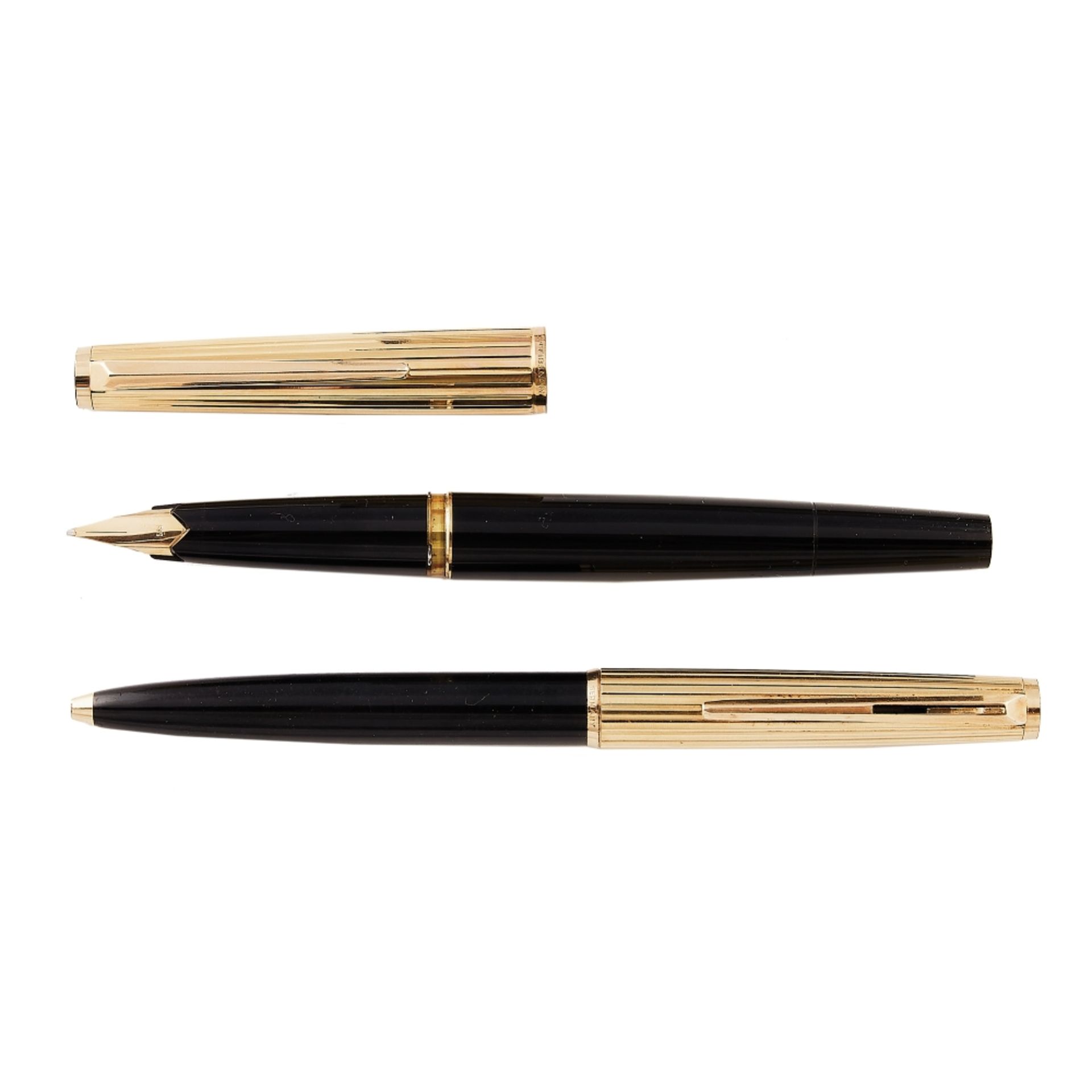 Lote de pluma y bolígrafo Montblanc "227" y "287" en resina negra y plaqué oro, c.1960-1970.