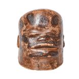 Máscara-casco Lipiko diseño antropomorfo en madera tallada. Etnia Makonde. Mozambique.