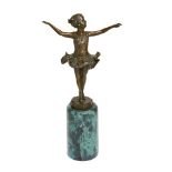 Escuela francesa, fles. del s.XX. Pequeña bailarina. Escultura en bronce patinado.
