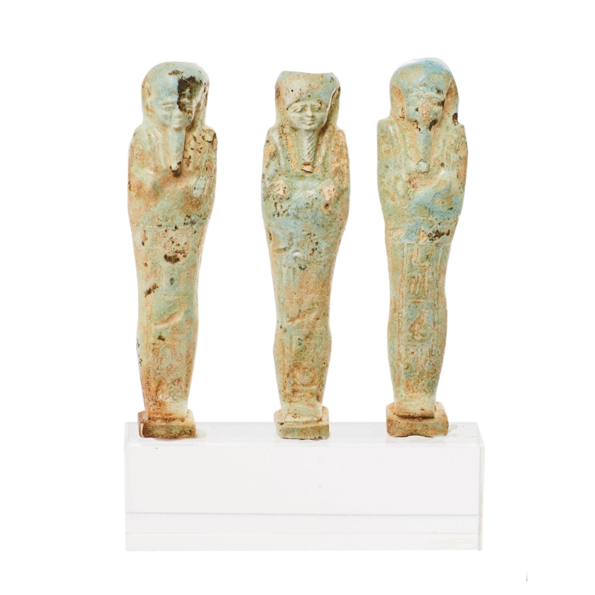 Lote de tres ushabtis egipcios en fayenza verde. Periodo Ptolemaico, 332-30 a.C.