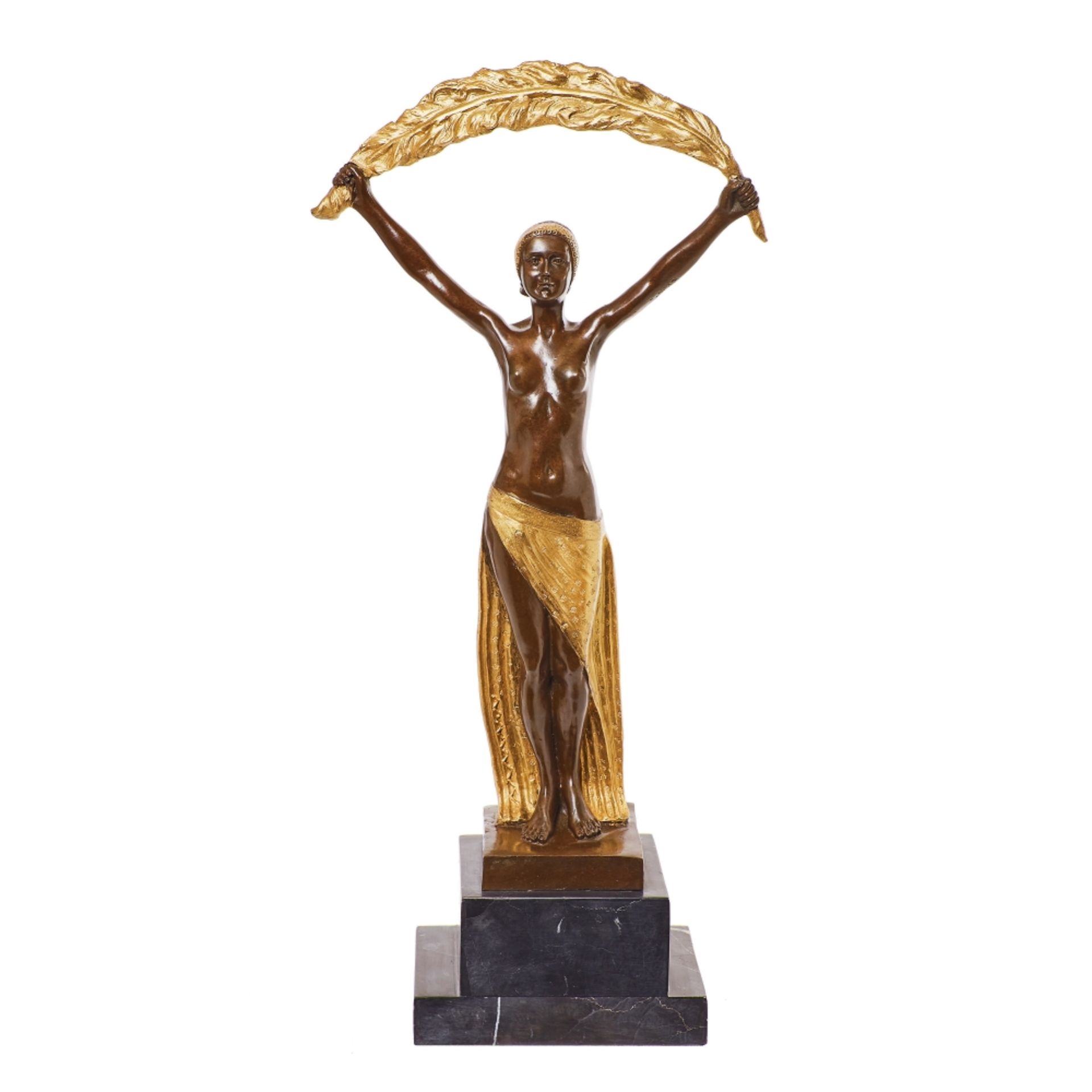 Escuela europea, fles. del s.XX. Mujer con palma. Escultura en bronce dorado y patinado.