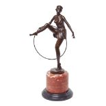 Escuela europea, fles. del s.XX. Bailarina con aro. Escultura estilo Art Deco en bronce patinado.