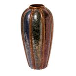 Jarrón gallonado en cerámica valenciana Manuel Benllloch, segunda mitad del s.XX.