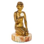 Escuela europea, c.1920. Desnudo femenino sedente. Escultura Art Deco en metal dorado.