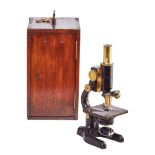 Microscopio estadounidense Bausch & Lomb en hierro y latón, ppios. del s.XX.
