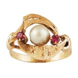Sortija en oro con perla cultivada y símiles de rubí.