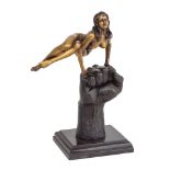 Escuela europea, fles. del s.XX. Desnudo femenino sobre puño. Escultura en bronce patinado.