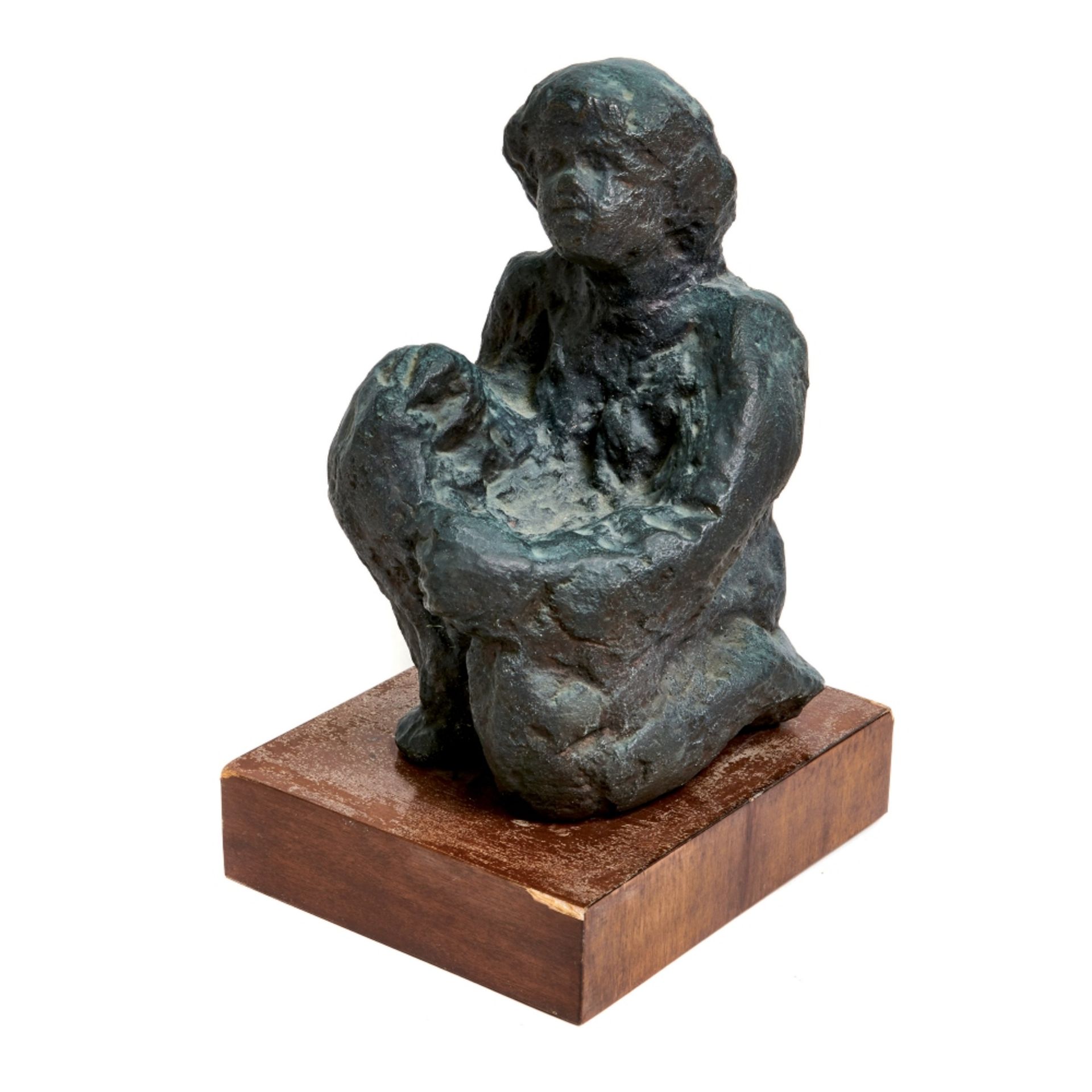 Borek Zeman. Niño arrodillado. Escultura en bronce patinado.