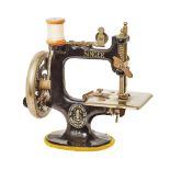 Máquina de coser en miniatura estadounidense Singer "Sewhandy nº 20" en hierro, c.1920.