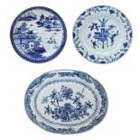 Lote de fuente y dos platos en porcelana china azul y blanca, primera mitad del s.XX.