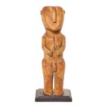 Figura masculina indonesia en madera. Nusa-Tenggara, Islas de La Sonde, primera mitad del s.XX.