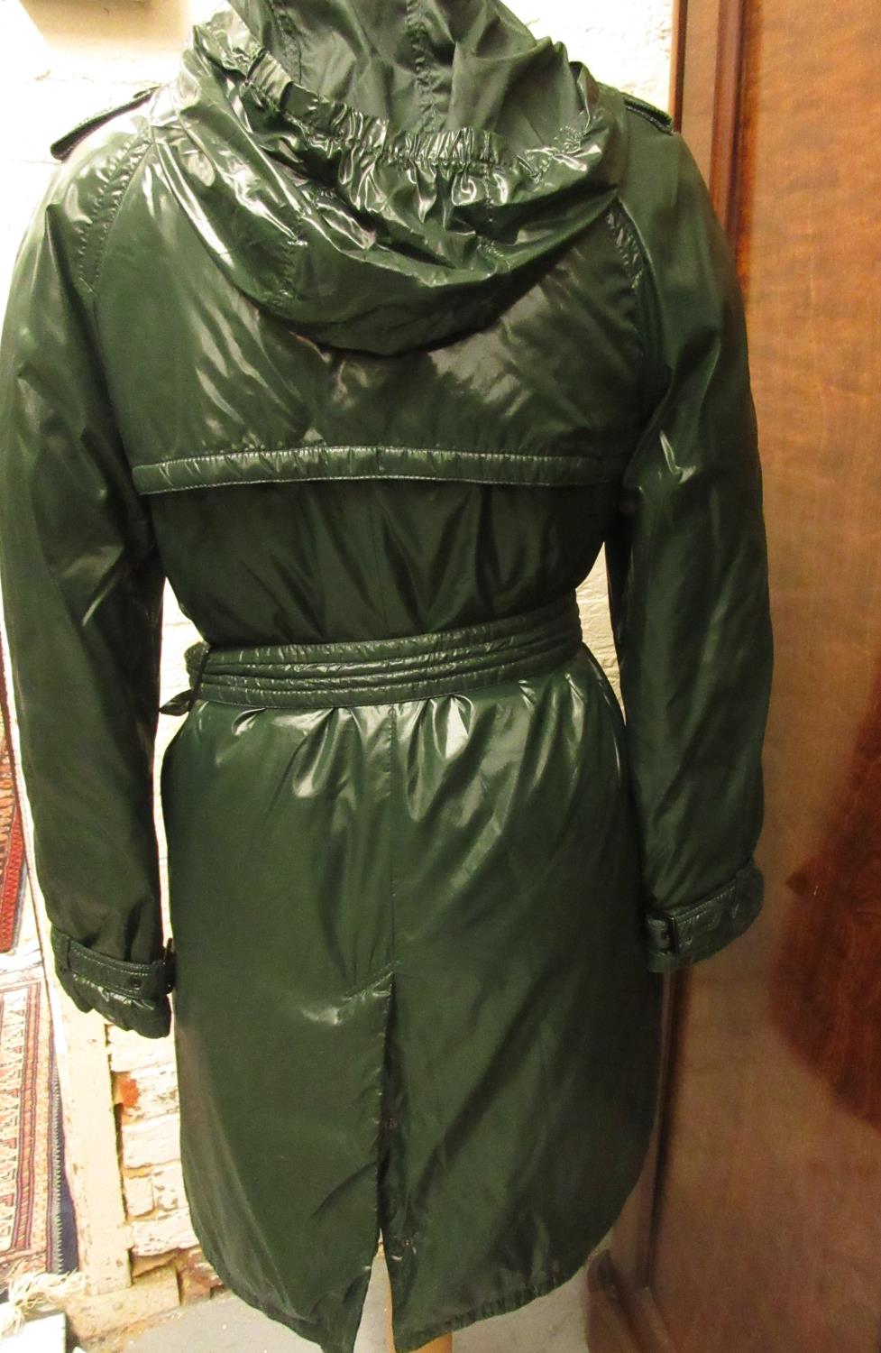 Moncler ladies long green down puffer coat with belt and detachable hood, size 3 We do not have - Image 6 of 10