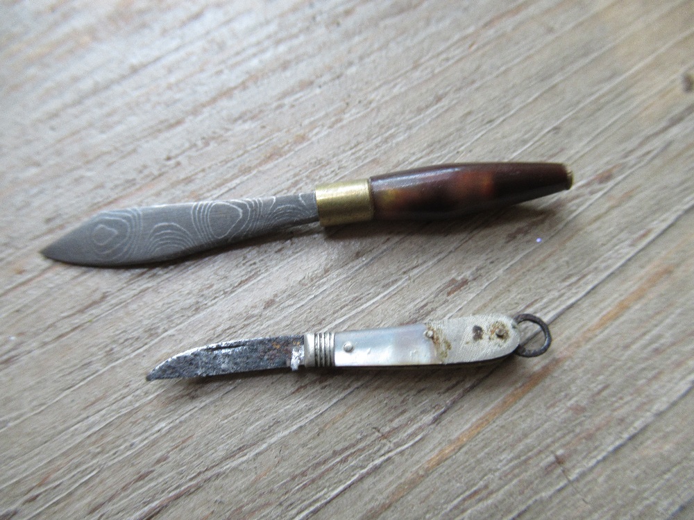 Collection of eleven various small and miniature folding fruit knives, four black lacquer and mother - Image 2 of 5