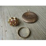 Modern 9ct gold and pink ruby set ring, a 9ct gold wedding band and an unmarked circular locket