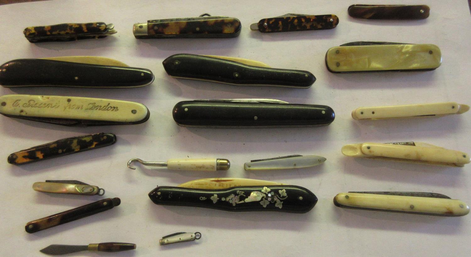 Collection of eleven various small and miniature folding fruit knives, four black lacquer and mother - Image 5 of 5