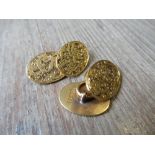 Pair of good quality 18ct gold cufflinks with engraved floral decoration, 13gms Cufflinks are in