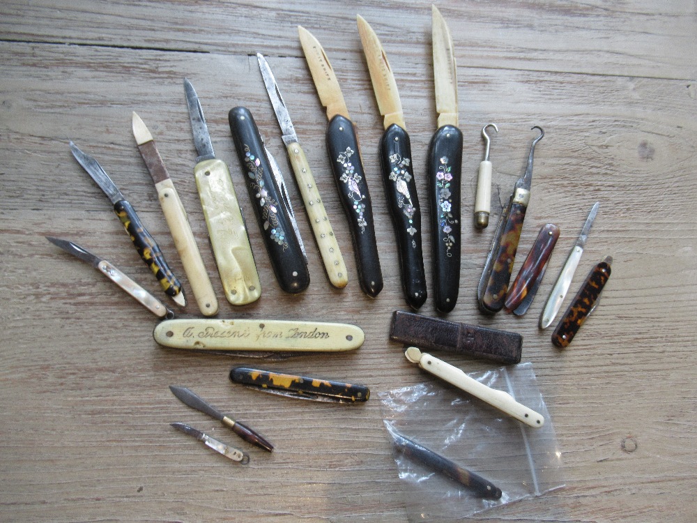 Collection of eleven various small and miniature folding fruit knives, four black lacquer and mother - Image 3 of 5