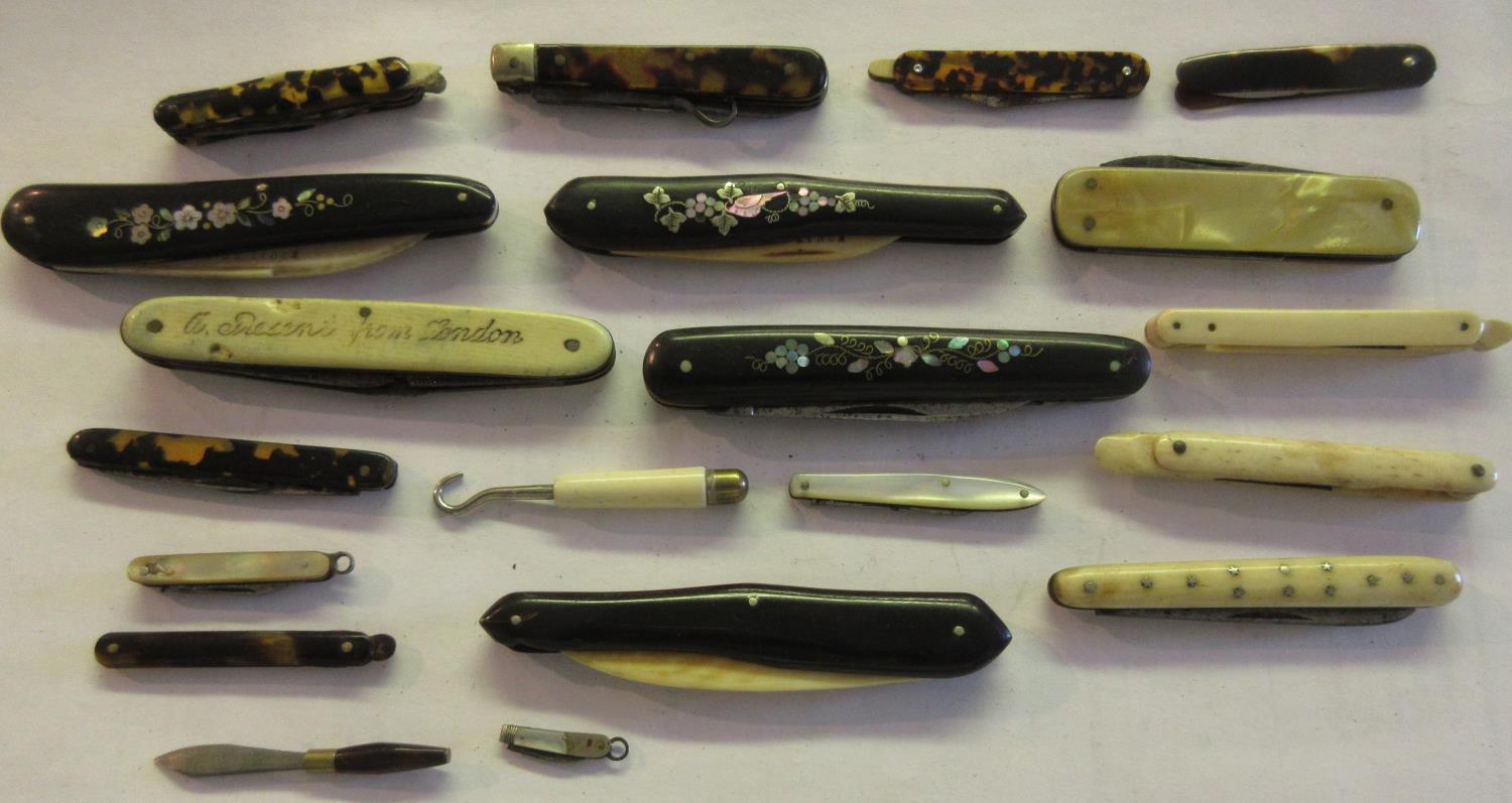 Collection of eleven various small and miniature folding fruit knives, four black lacquer and mother - Image 4 of 5
