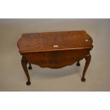 Small early to mid 20th Century figured walnut oval drop-leaf coffee table on cabriole supports with