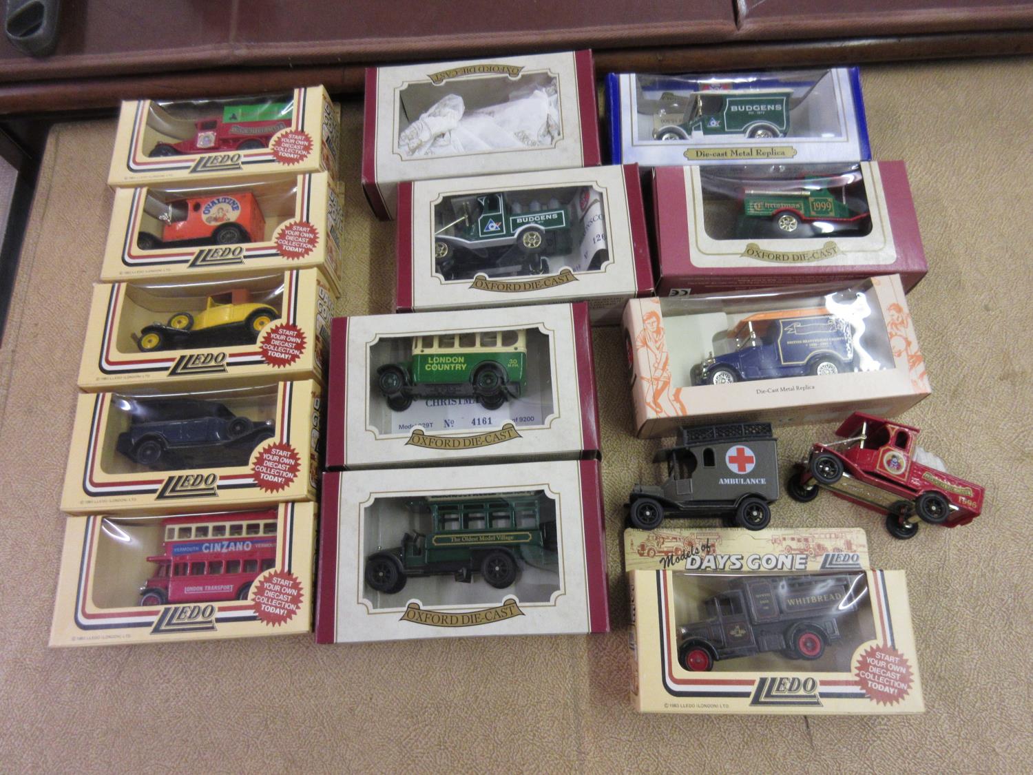 Small quantity of various boxed diecast metal cars and a quantity of loose cars