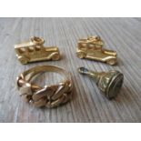 18ct Yellow gold woven design ring, small 19th Century fob seal and two gold plated charms in the