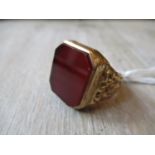 Gentleman's 9ct gold cornelian inset signet ring Small chips to edge of cornelian, otherwise in good
