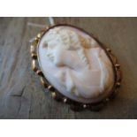 Yellow gold shell carved cameo brooch / pendant