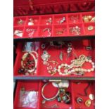 Quantity of miscellaneous costume jewellery