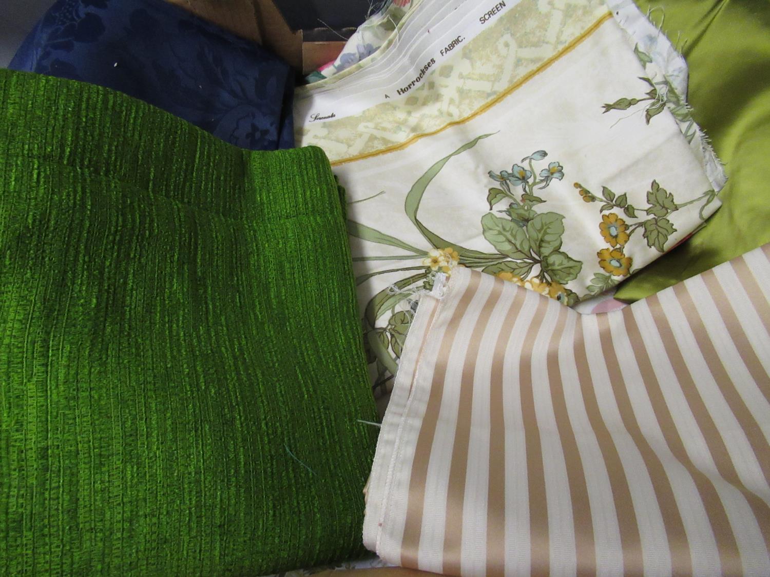 One roll of pink fabric, two boxes containing a large quantity of upholstery / curtain / tapestry - Image 3 of 5