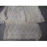 Box containing a large quantity of various lace pieces, embroidered linen and table linen, remnants,