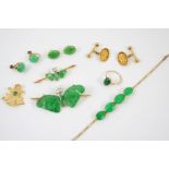 A JADE AND GOLD BRACELET mounted with four oval sections of jade in 18ct gold, 18cm long, a jade and