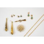 A QUANTITY OF JEWELLERY including a Victorian starburst brooch pendant, centred with a small diamond
