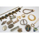 A LARGE QUANTITY OF JEWELLERY AND COSTUME JEWELLERY