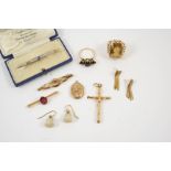 A QUANTITY OF JEWELLERY including a sapphire and diamond brooch, 6cm long, an ametheyst, pearl and