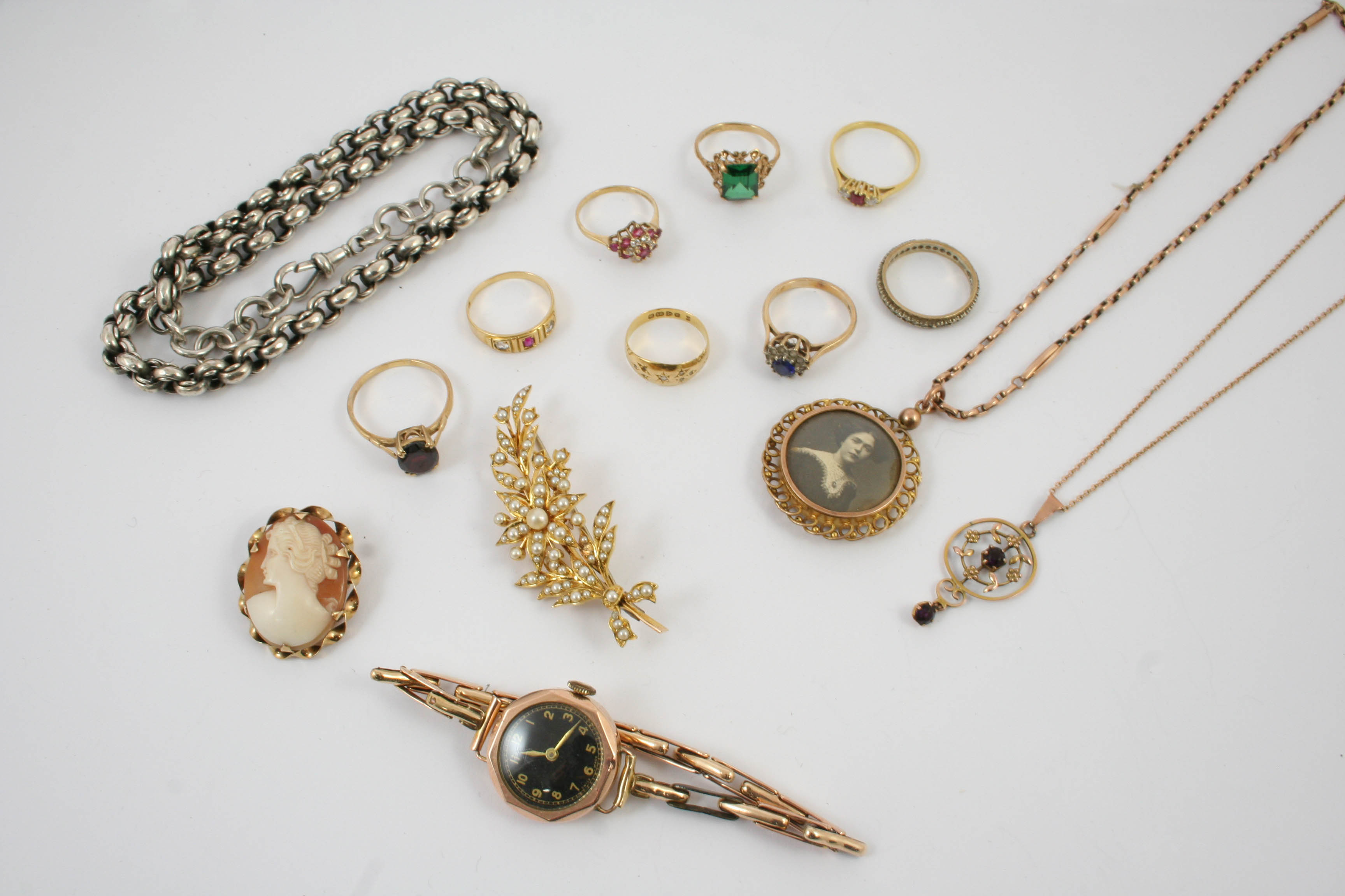 A QUANTITY OF JEWELLERY including a gold wristwatch on a gold expanding bracelet, a gold foliate