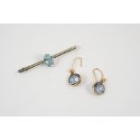 AN AQUAMARINE AND GOLD BAR BROOCH the oval-shaped aquamarine is set in 18ct white gold, 5cm long,